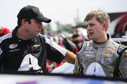 William Byron, JR Motorsports Chevrolet and crew man