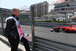 Ross Brawn, directeur de la compétition de la F1, regarde Kimi Raikkonen, Ferrari SF70-H