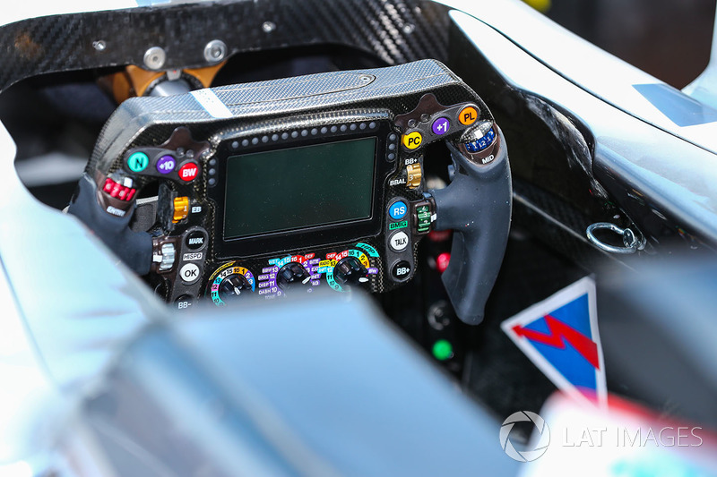Mercedes-Benz F1 W08 Hybrid: Lenkrad