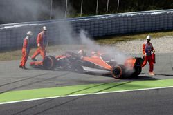 Fernando Alonso, McLaren MCL32 detenido en la pista en la FP1