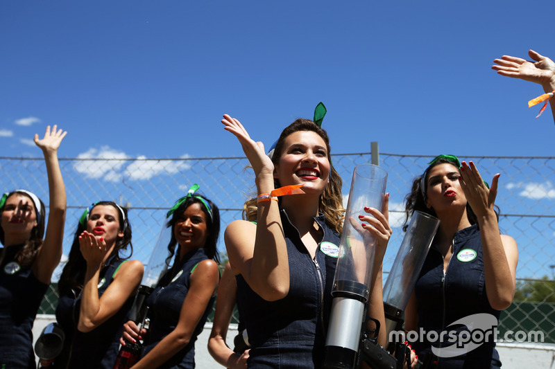 As Grid Girls faziam a festa da galera, atirando camisetas dos patrocinadores em direção à arquibancada.