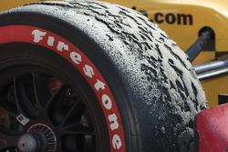 Ryan Hunter-Reay, Andretti Autosport Honda marbles on tire in parc ferme