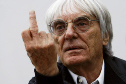 Bernie Ecclestone hace una señal con el dedo