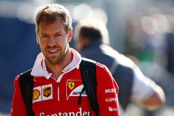 Sebastian Vettel, Ferrari, arrive dans le paddock