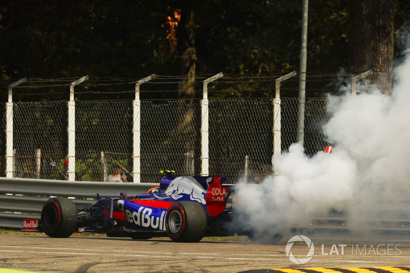 Carlos Sainz Jr., Scuderia Toro Rosso STR12, stops his car as his engine smokes