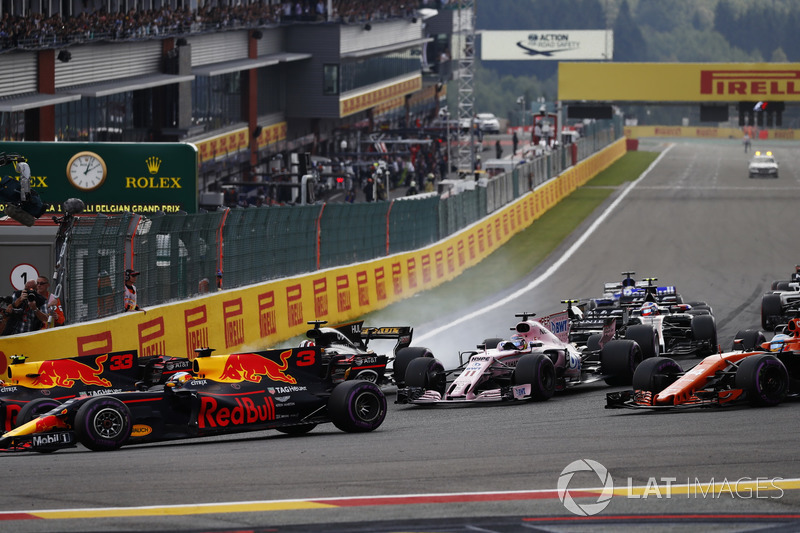 Max Verstappen, Red Bull Racing RB13, Daniel Ricciardo, Red Bull Racing RB13, Sergio Pérez, Sahara Force India F1 VJM10