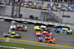 William Byron, JR Motorsports Chevrolet and Joey Logano, Team Penske Ford