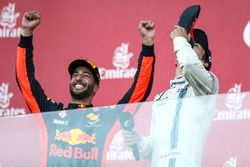 Podio: ganador de la carrera Daniel Ricciardo, Red Bull Racing, y el tercer lugar Lance Stroll, Will