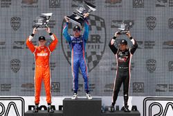 Podium: race winner Scott Dixon, Chip Ganassi Racing Honda, second place Josef Newgarden, Team Penske Chevrolet, third place Helio Castroneves, Team Penske Chevrolet