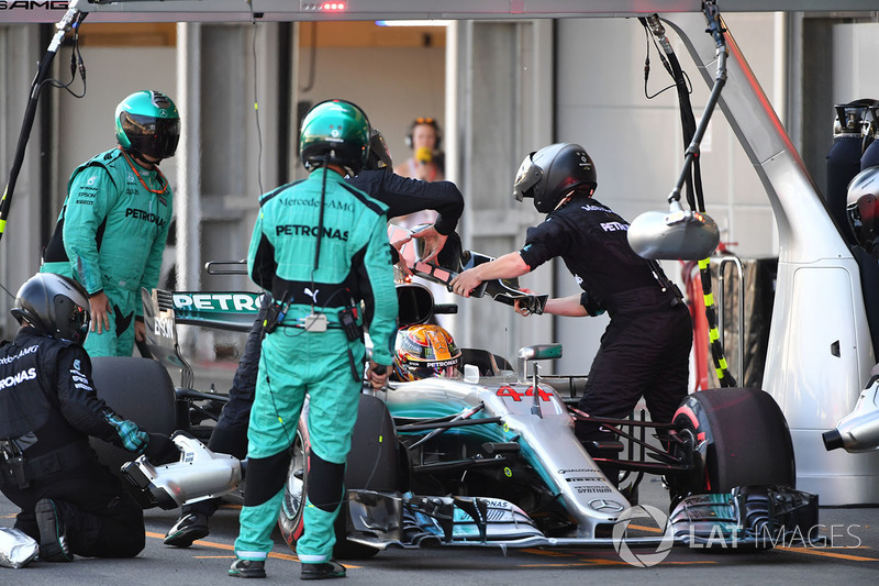 Lewis Hamilton reemplaza un reposacabezas que se le safo durante la carrera en Baku