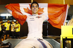 Lance Stroll, Williams FW40, celebra con una bandera de Canadá
