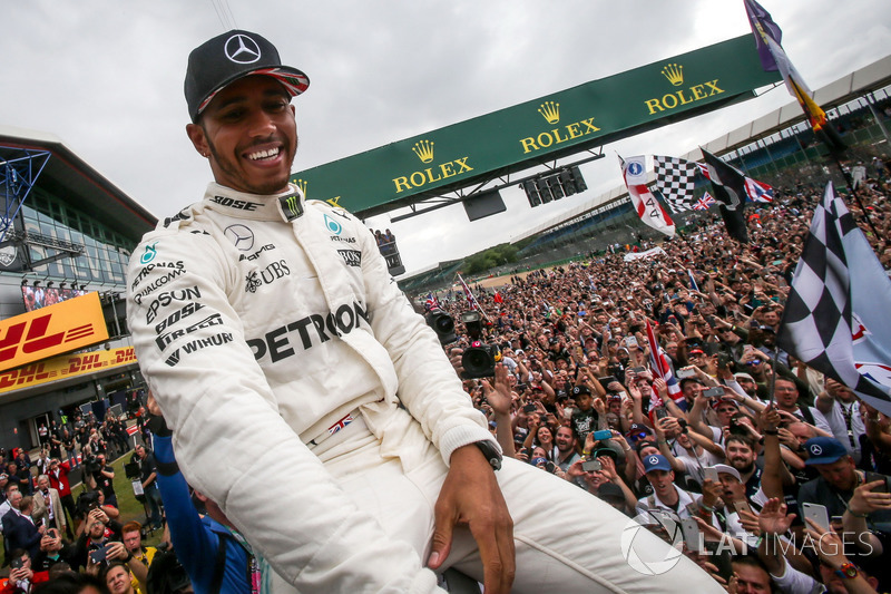 Race winner Lewis Hamilton, Mercedes AMG F1 celebrates with the fans