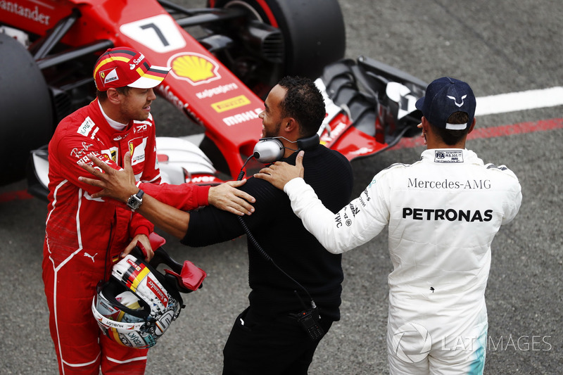 Lewis Hamilton comemora pole do GP dos EUA de 2017 com Nicolas Hamilton, que também cumprimenta Sebastian Vettel