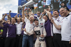Sir Richard Branson and Sam Bird, DS Virgin Racing, celerate with the team