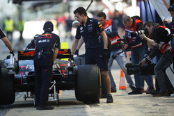 Des photographes autour de la Red Bull Racing RB13 de Daniel Ricciardo à son retour aux stands
