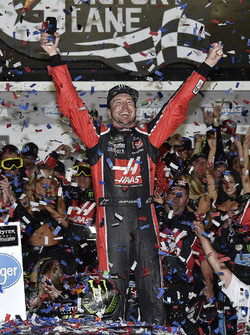 Kurt Busch, Stewart-Haas Racing Ford, celebra después de ganar el Daytona 500