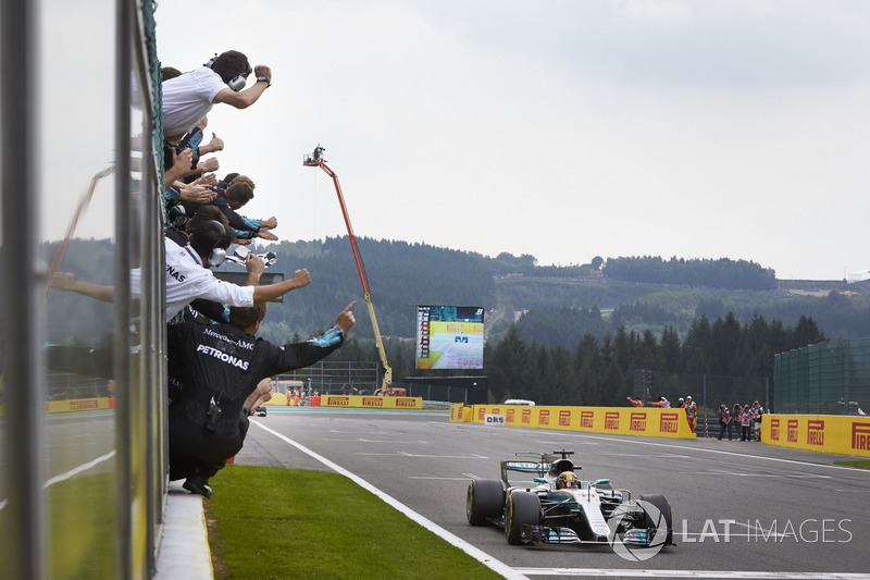 Lewis Hamilton, Mercedes AMG F1 W08, racewinnaar, passeert de finishlijn