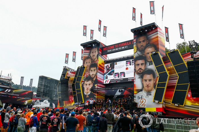Chicas de la parrilla en el escenario de la F1 Fanzone