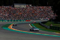 Coche de seguridad lidera a Lewis Hamilton, Mercedes-Benz F1 W08 al inicio