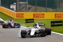 Lance Stroll, Williams FW40, bloque une roue devant Daniil Kvyat, Scuderia Toro Rosso STR12