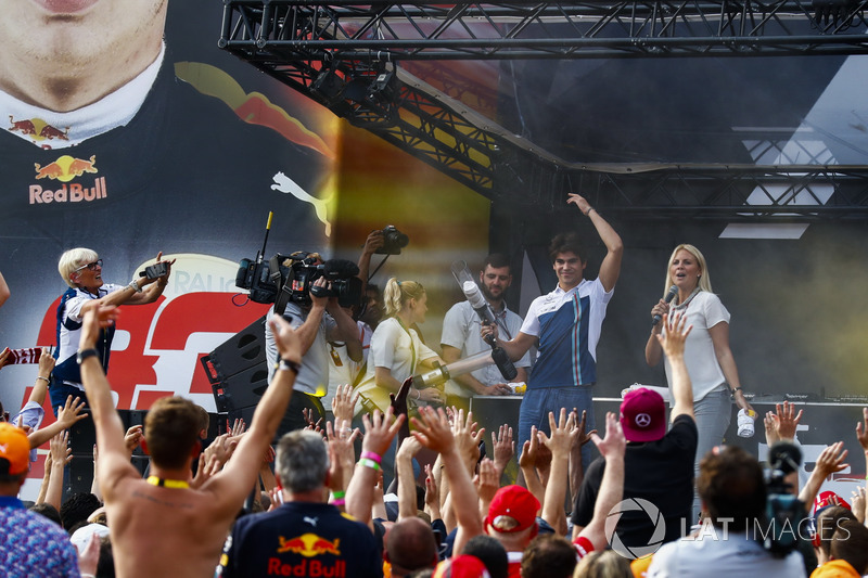 Lance Stroll, Williams, sul palco, con una pistola spara t-shirt nella F1 Fanzone