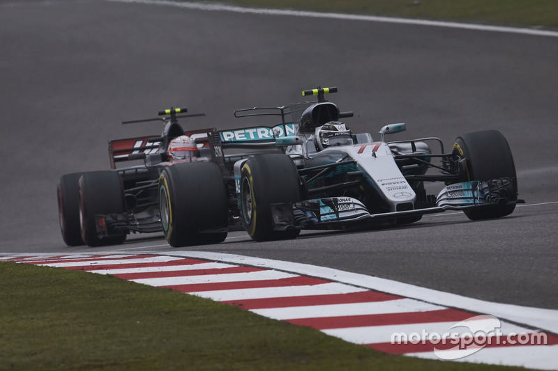 Valtteri Bottas, Mercedes AMG F1 W08; Kevin Magnussen, Haas F1 Team VF-17