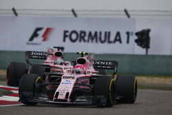 Temporada 2017 F1-chinese-gp-2017-esteban-ocon-force-india-vjm10-leads-sergio-perez-force-india-vjm10