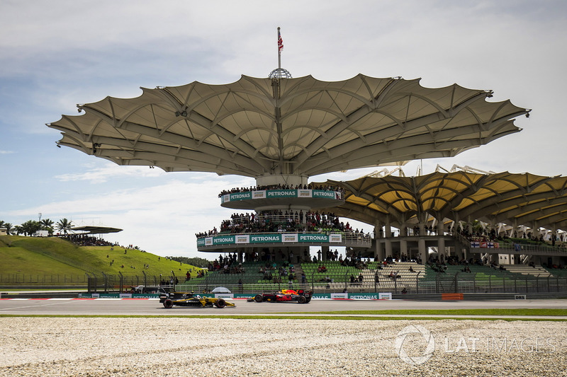 Max Verstappen, Red Bull Racing RB13 y Jolyon Palmer, Renault Sport F1 Team RS17 se tocan en la última curva durante la FP3