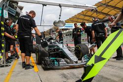 Valtteri Bottas, Mercedes-Benz F1 W08 makes a practice pitstop