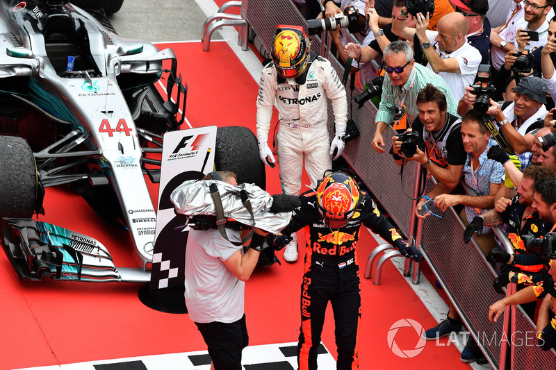 Max Verstappen, Red Bull Racing e Lewis Hamilton, Mercedes AMG F1 festeggiano nel parco chiuso