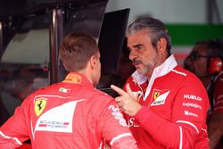 Гонщик Ferrari Себастьян Феттель и руководитель команды Маурицио Арривабене
