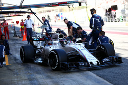 Lance Stroll, Williams FW40 practices a pit stop