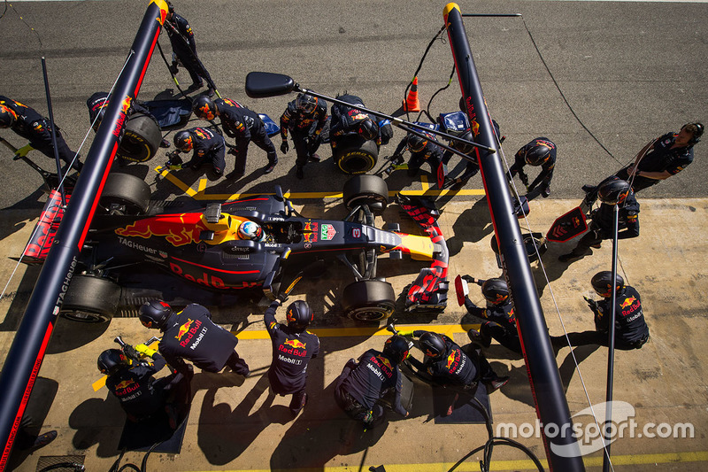 Daniel Ricciardo, Red Bull Racing RB13 s'arrête aux stands