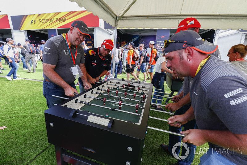 Los aficionados jugar al futbolín en la F1 Fanzone
