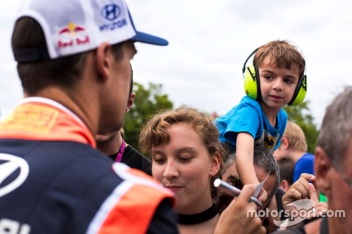 Dani Sordo, Hyundai Motorsport with fans