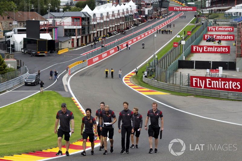 Romain Grosjean, Haas F1 Team, cammina lungo il circuito con il team