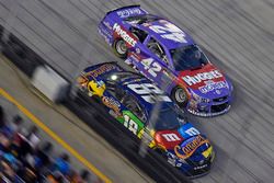 Kyle Busch, Joe Gibbs Racing Toyota, Kyle Larson, Chip Ganassi Racing Chevrolet