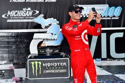 Race winner Kyle Larson, Chip Ganassi Racing Chevrolet