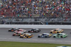 Restart: Martin Truex Jr., Furniture Row Racing Toyota, Kyle Larson, Chip Ganassi Racing Chevrolet, 