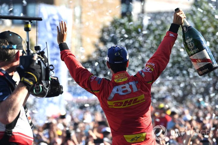 Lucas di Grassi, ABT Schaeffler Audi Sport, rocía el champán en el podio