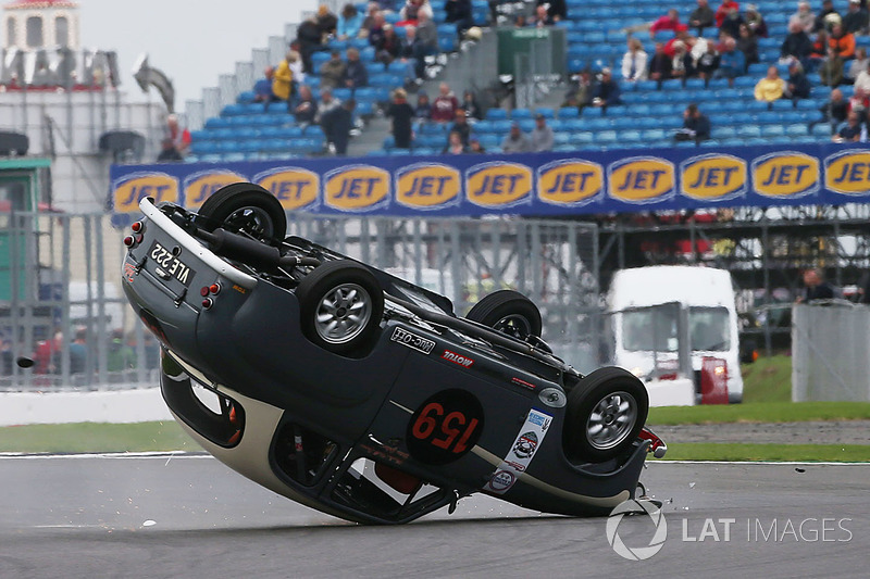 Авария: фронтмен группы AC/DC Брайан Джонсон, Austin A35