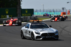 La safety car guida il gruppo