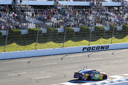 Race winner Kyle Busch, Joe Gibbs Racing Toyota