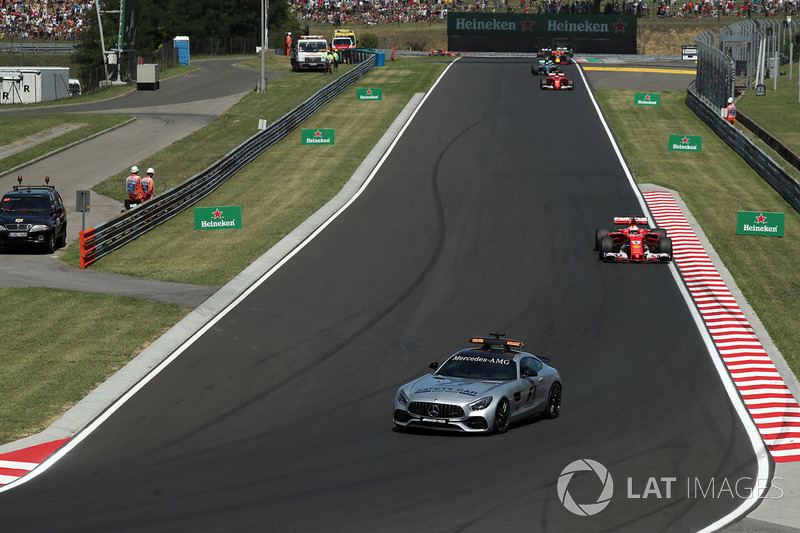 Safety Car precede Sebastian Vettel, Ferrari SF70-H