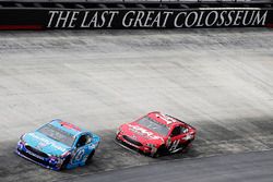 Aric Almirola, Richard Petty Motorsports Ford, Clint Bowyer, Stewart-Haas Racing Ford