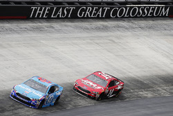 Aric Almirola, Richard Petty Motorsports Ford, Clint Bowyer, Stewart-Haas Racing Ford