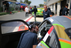 Un tecnico parla con Stefano Zanini, Dinamic Motorsport
