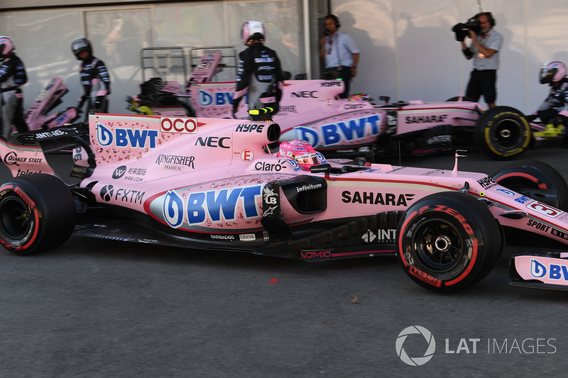 Esteban Ocon, Sahara Force India VJM10 en pits tras un pinchazo