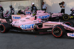 Esteban Ocon, Sahara Force India VJM10 pits, a rear puncture
