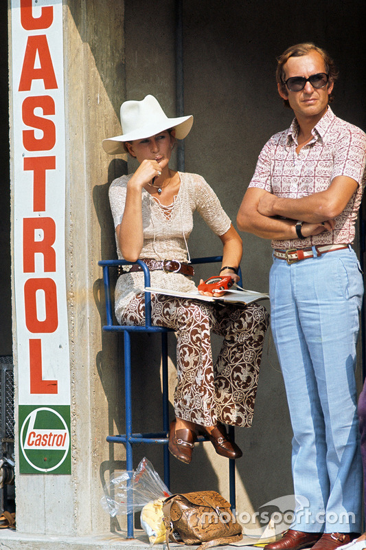 Nina Rindt, mulher de Jochen Rindt, estava na pista no momento do acidente na mítica curva Parabolica.